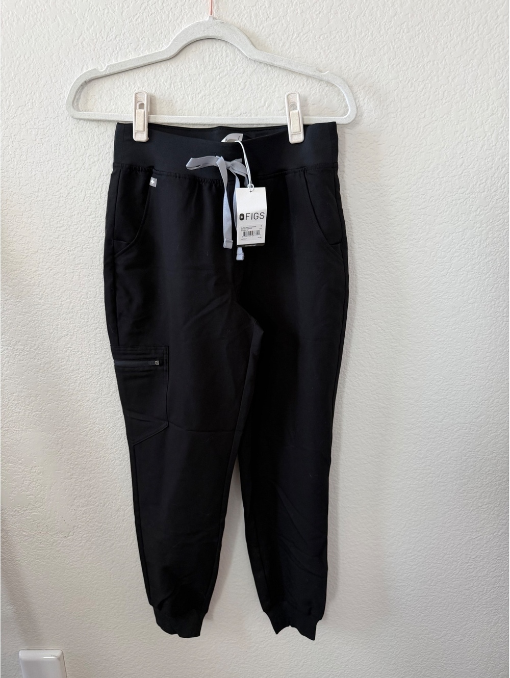 FIGS High Waisted Zamora Petite jogger Pants in Black, Size S